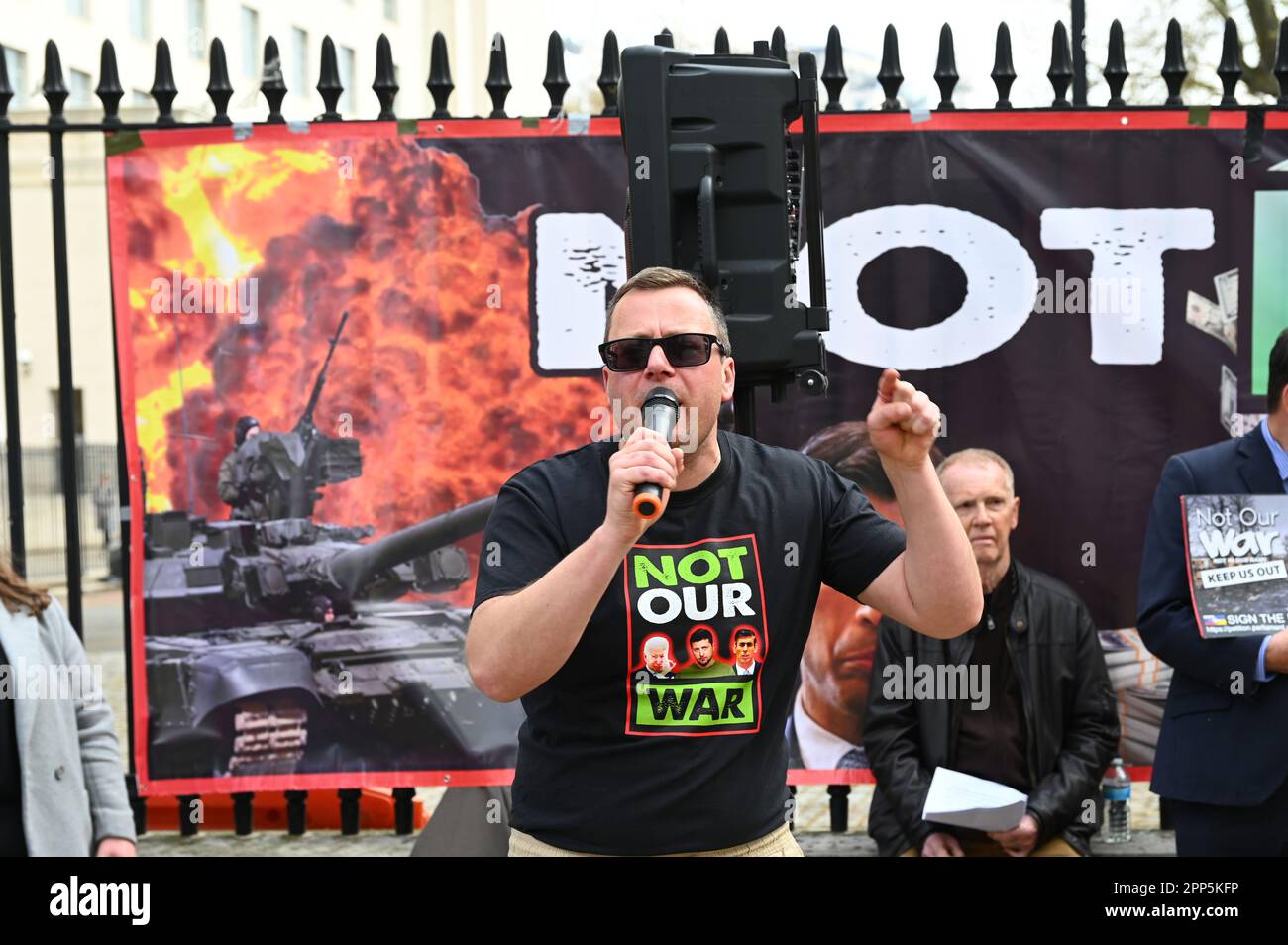 Downing Street, London, Großbritannien. 22. April 2023. Der britische Protest gegen die Finanzierung des Zelensky-Regimes durch die britische Regierung ist nicht unser Kampf gegen die Verwendung von Steuergeldern. "Keinen Penny mehr". Werden arme Briten sich entscheiden müssen, zu verhungern oder für Benzin und Miete zu zahlen? Und zehntausend Kinder in Großbritannien gehen hungrig zur Schule. DIE US-geführte NATO treibt die Kriegsprotestoren an und fordern, dass die britische Regierung aus der NATO aussteigt. Kredit: Siehe Li/Picture Capital/Alamy Live News Stockfoto