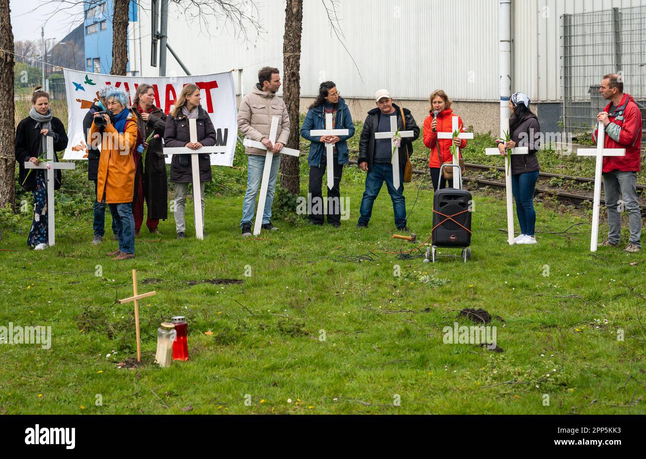 Amsterdam, Niederlande, 21.04.2023, Memorial of Coal Mining Industry related Death in Columbia während Protestaktionen von Klimaschutzaktivisten am Stockfoto