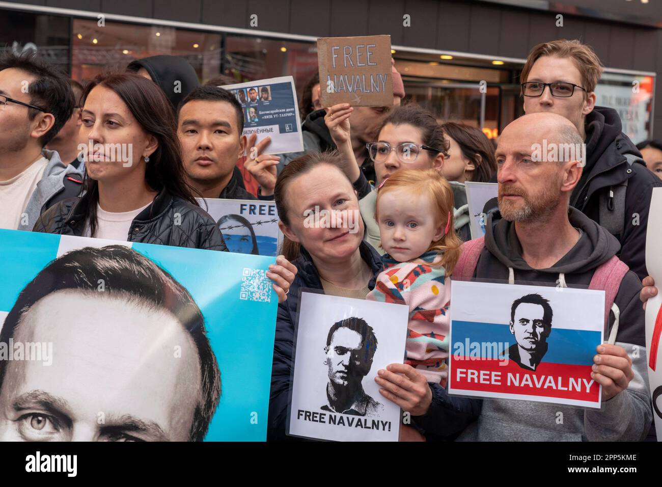 New York, New York, USA. 21. April 2023. (NEU) Russen, die in den USA leben, protestieren für Alexei Navalny am Times Square. 21. April 2023, New York, New York, USA: Demonstranten, die Schilder für Alexej Navalny und Anti-Vladimir Putin-Schilder auf dem Times Square aufbrachten, waren Russen, die Aktivisten sprachen, die Empörung über Wladimir Putins Herrschaft und die Verhaftung des russischen Oppositionsführers Alexej Navalny zum Ausdruck brachten, die gerade sagte, Alexei ist am 21. April 2023 in New York City wieder in Lebensgefahr. (Kreditbild: © M10s/TheNEWS2 via ZUMA Press Wire) NUR REDAKTIONELLE VERWENDUNG! Nicht für Commerci Stockfoto