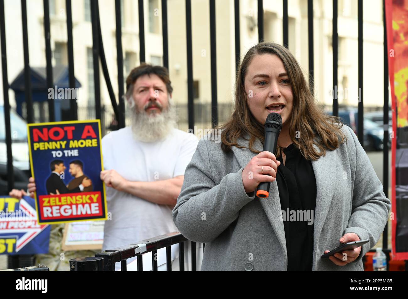 Downing Street, London, Großbritannien. 22. April 2023. Der britische Protest gegen die Finanzierung des Zelensky-Regimes durch die britische Regierung ist nicht unser Kampf gegen die Verwendung von Steuergeldern. "Keinen Penny mehr". Werden arme Briten sich entscheiden müssen, zu verhungern oder für Benzin und Miete zu zahlen? Und zehntausend Kinder in Großbritannien gehen hungrig zur Schule. DIE US-geführte NATO treibt die Kriegsprotestoren an und fordern, dass die britische Regierung aus der NATO aussteigt. Kredit: Siehe Li/Picture Capital/Alamy Live News Stockfoto