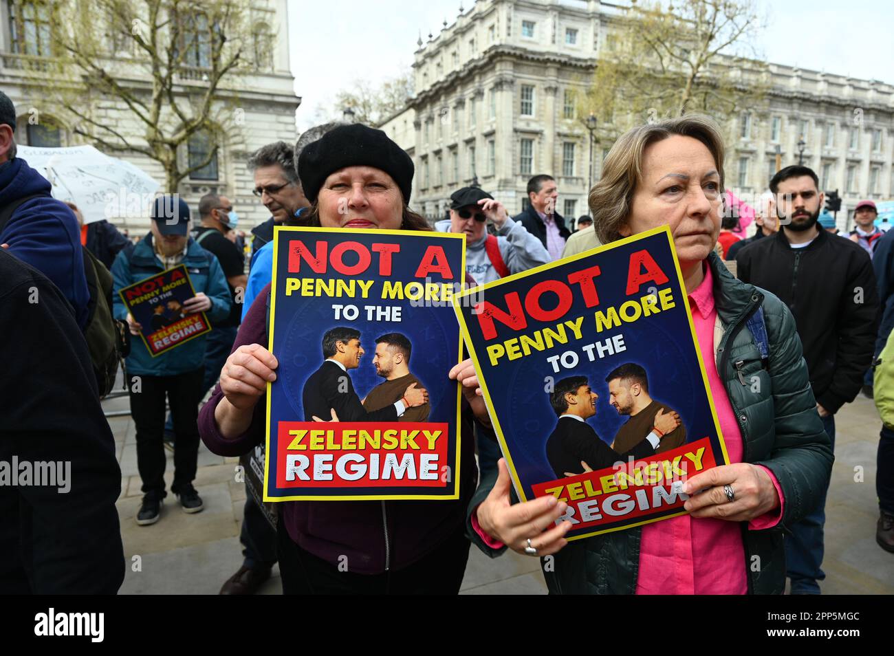 Downing Street, London, Großbritannien. 22. April 2023. Der britische Protest gegen die Finanzierung des Zelensky-Regimes durch die britische Regierung ist nicht unser Kampf gegen die Verwendung von Steuergeldern. "Keinen Penny mehr". Werden arme Briten sich entscheiden müssen, zu verhungern oder für Benzin und Miete zu zahlen? Und zehntausend Kinder in Großbritannien gehen hungrig zur Schule. DIE US-geführte NATO treibt die Kriegsprotestoren an und fordern, dass die britische Regierung aus der NATO aussteigt. Kredit: Siehe Li/Picture Capital/Alamy Live News Stockfoto