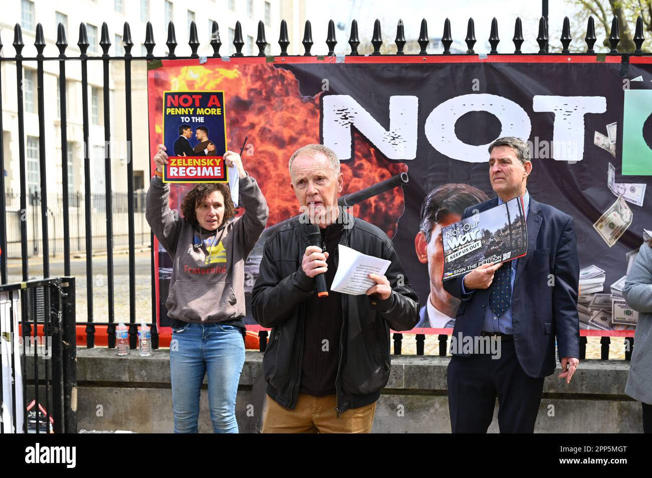 Downing Street, London, Großbritannien. 22. April 2023. Der britische Protest gegen die Finanzierung des Zelensky-Regimes durch die britische Regierung ist nicht unser Kampf gegen die Verwendung von Steuergeldern. "Keinen Penny mehr". Werden arme Briten sich entscheiden müssen, zu verhungern oder für Benzin und Miete zu zahlen? Und zehntausend Kinder in Großbritannien gehen hungrig zur Schule. DIE US-geführte NATO treibt die Kriegsprotestoren an und fordern, dass die britische Regierung aus der NATO aussteigt. Kredit: Siehe Li/Picture Capital/Alamy Live News Stockfoto