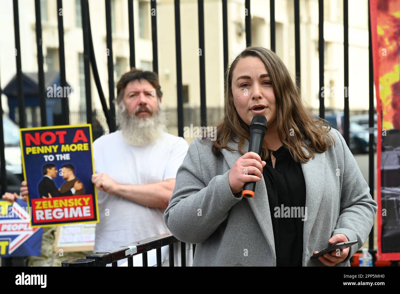 Downing Street, London, Großbritannien. 22. April 2023. Der britische Protest gegen die Finanzierung des Zelensky-Regimes durch die britische Regierung ist nicht unser Kampf gegen die Verwendung von Steuergeldern. "Keinen Penny mehr". Werden arme Briten sich entscheiden müssen, zu verhungern oder für Benzin und Miete zu zahlen? Und zehntausend Kinder in Großbritannien gehen hungrig zur Schule. DIE US-geführte NATO treibt die Kriegsprotestoren an und fordern, dass die britische Regierung aus der NATO aussteigt. Kredit: Siehe Li/Picture Capital/Alamy Live News Stockfoto