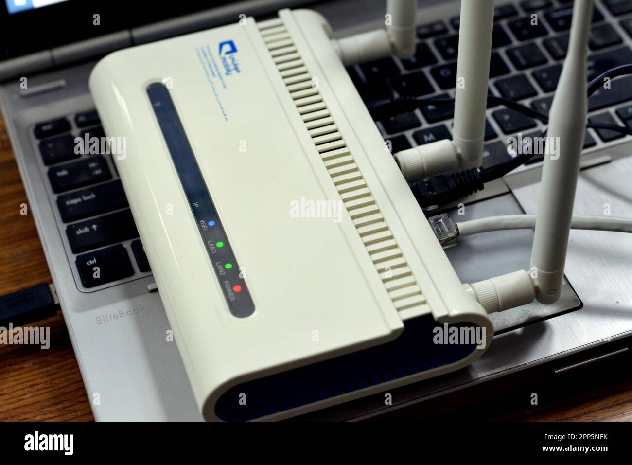 Kairo, Ägypten, April 8 2023 A Broadband Wireless WiFi and LAN Router