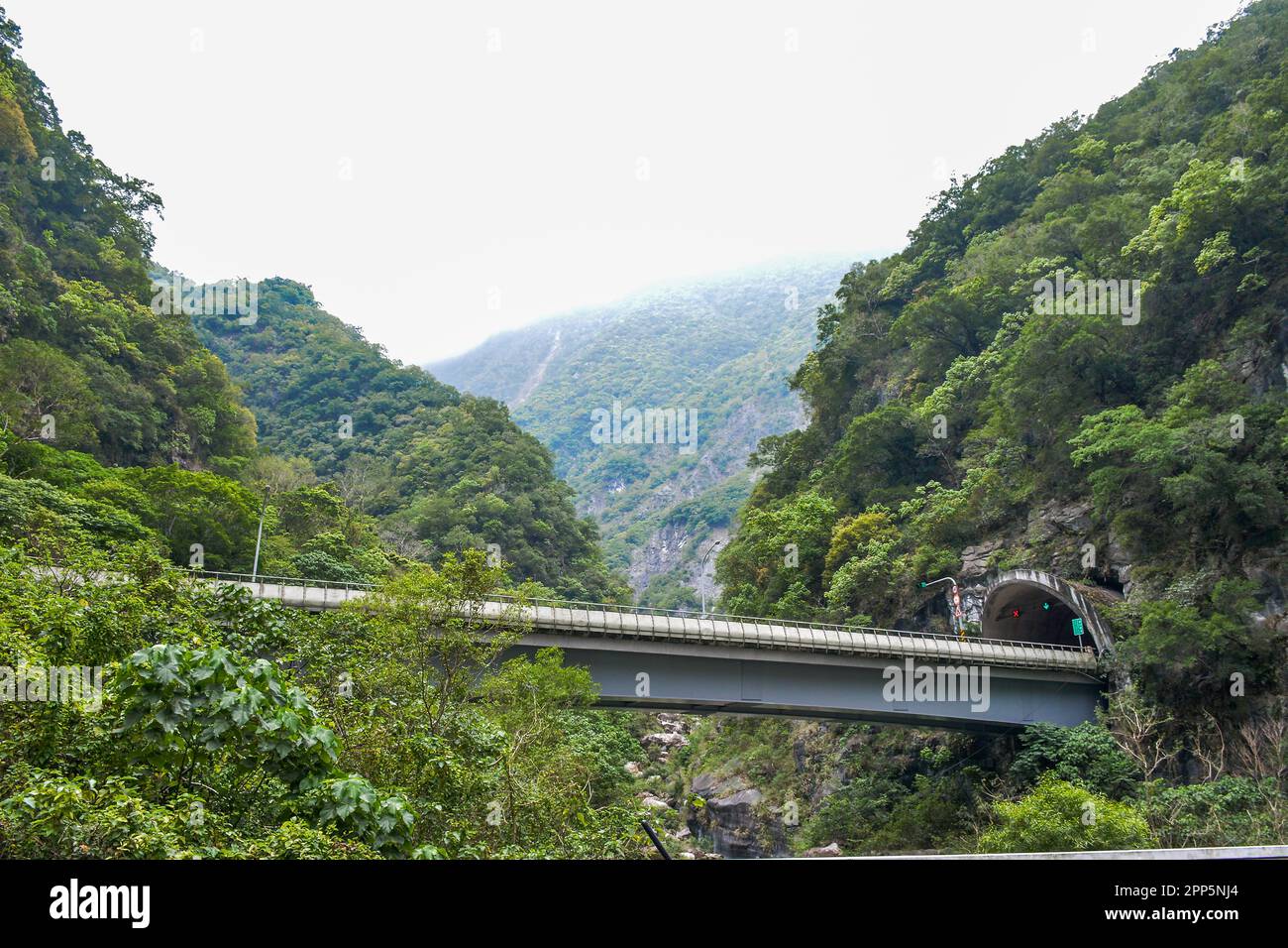 Autobahn durch den Tunnel unter dem Berg der Taroko-Schlucht im Taroko-Nationalpark, Xiulin, Hualien, Taiwan Stockfoto