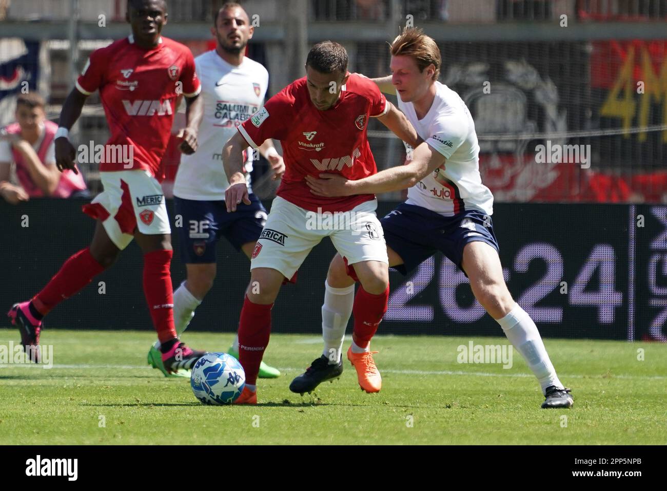 Perugia, Italien. 22. April 2023. Renato Curi Stadion, Perugia, Italien, 22. April 2023, Capezzi leonardo (n.82 perugia calcio) / brescianini marco (n.04 perugia calcio) während AC Perugia vs Cosenza Calcio - italienisches Fußballspiel Serie B Credit: Live Media Publishing Group/Alamy Live News Stockfoto