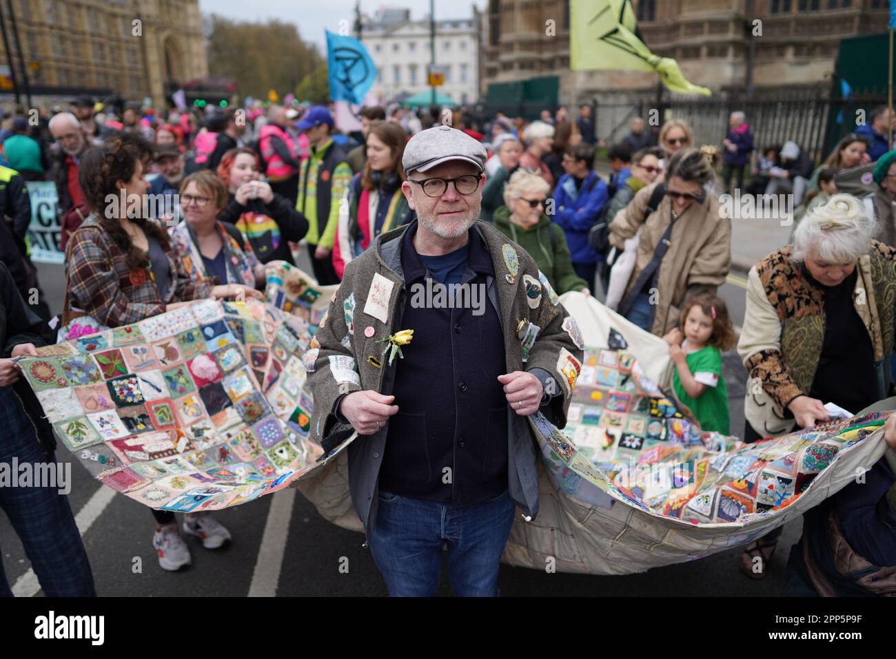Die Demonstranten der Aussterbenden Rebellion nehmen an einer Kundgebung in London Teil, an dem zweiten Tag der viertägigen Aktion der Umweltaktionsgruppe, die sie "der große" genannt haben. Foto: Samstag, 22. April 2023. Stockfoto