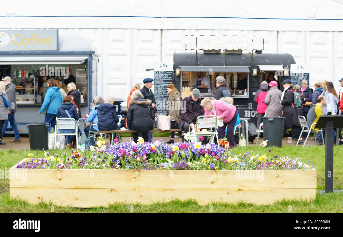 Harrogate, North Yorkshire, Großbritannien. 22. April 2022. Die Harrogate Spring Flower Show ist das erste große Ereignis im britischen Gartenkalender und richtet Großbritanniens größte Blumenausstellung und Blumenarrangements aus. Ein viertägiges Event, das jedes Jahr Tausende von Besuchern trotz des Wetters begrüßt. Bridget Catterall AlamyLiveNews Stockfoto