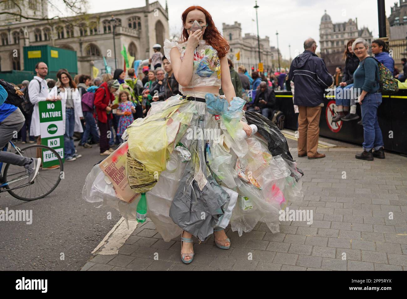 Die Demonstranten der Aussterbenden Rebellion nehmen an einer Kundgebung in London Teil, an dem zweiten Tag der viertägigen Aktion der Umweltaktionsgruppe, die sie "der große" genannt haben. Foto: Samstag, 22. April 2023. Stockfoto