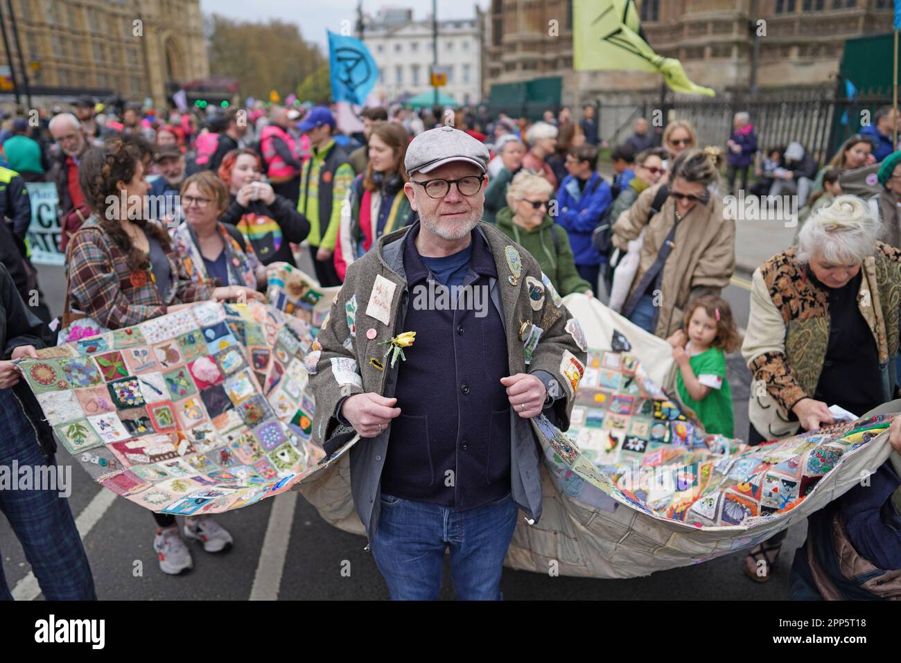 Die Demonstranten der Aussterbenden Rebellion nehmen an einer Kundgebung in London Teil, an dem zweiten Tag der viertägigen Aktion der Umweltaktionsgruppe, die sie "der große" genannt haben. Foto: Samstag, 22. April 2023. Stockfoto