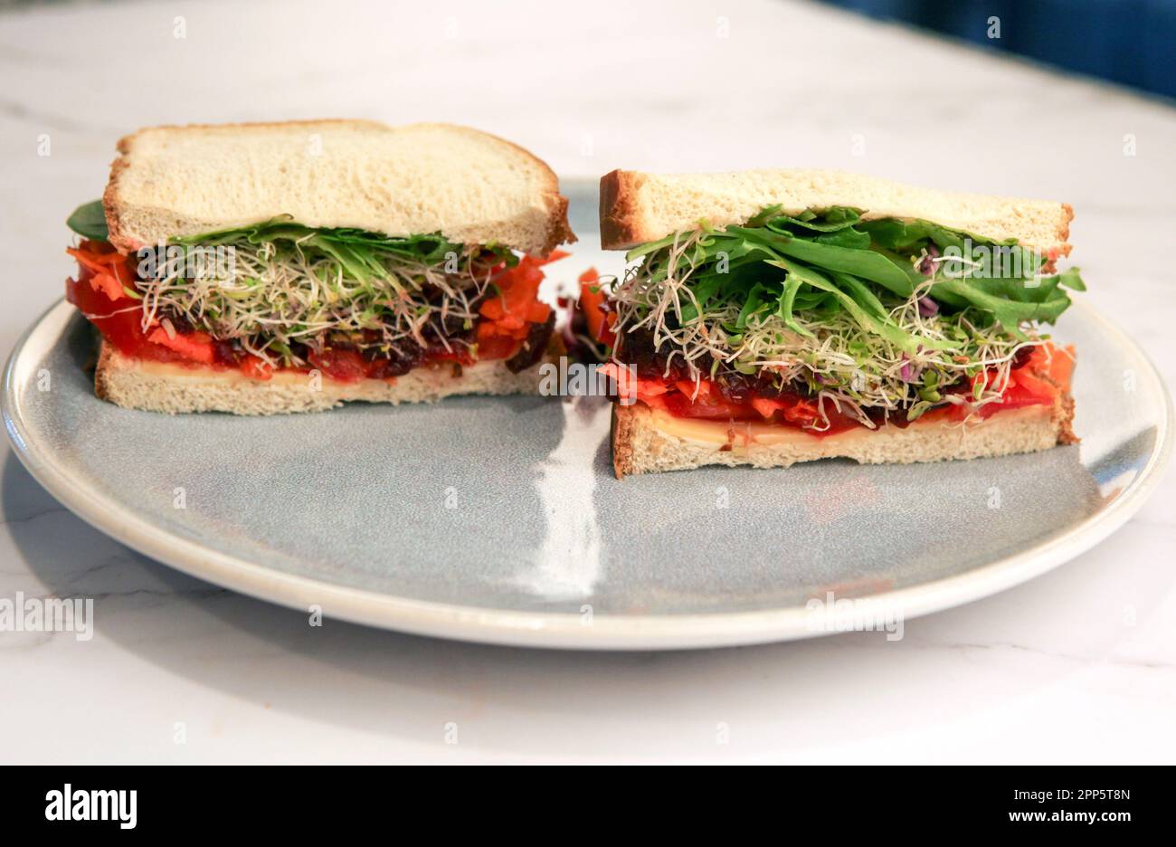 Ein Käse- und Salatsandwich im Stil der Milk Bar Stockfoto