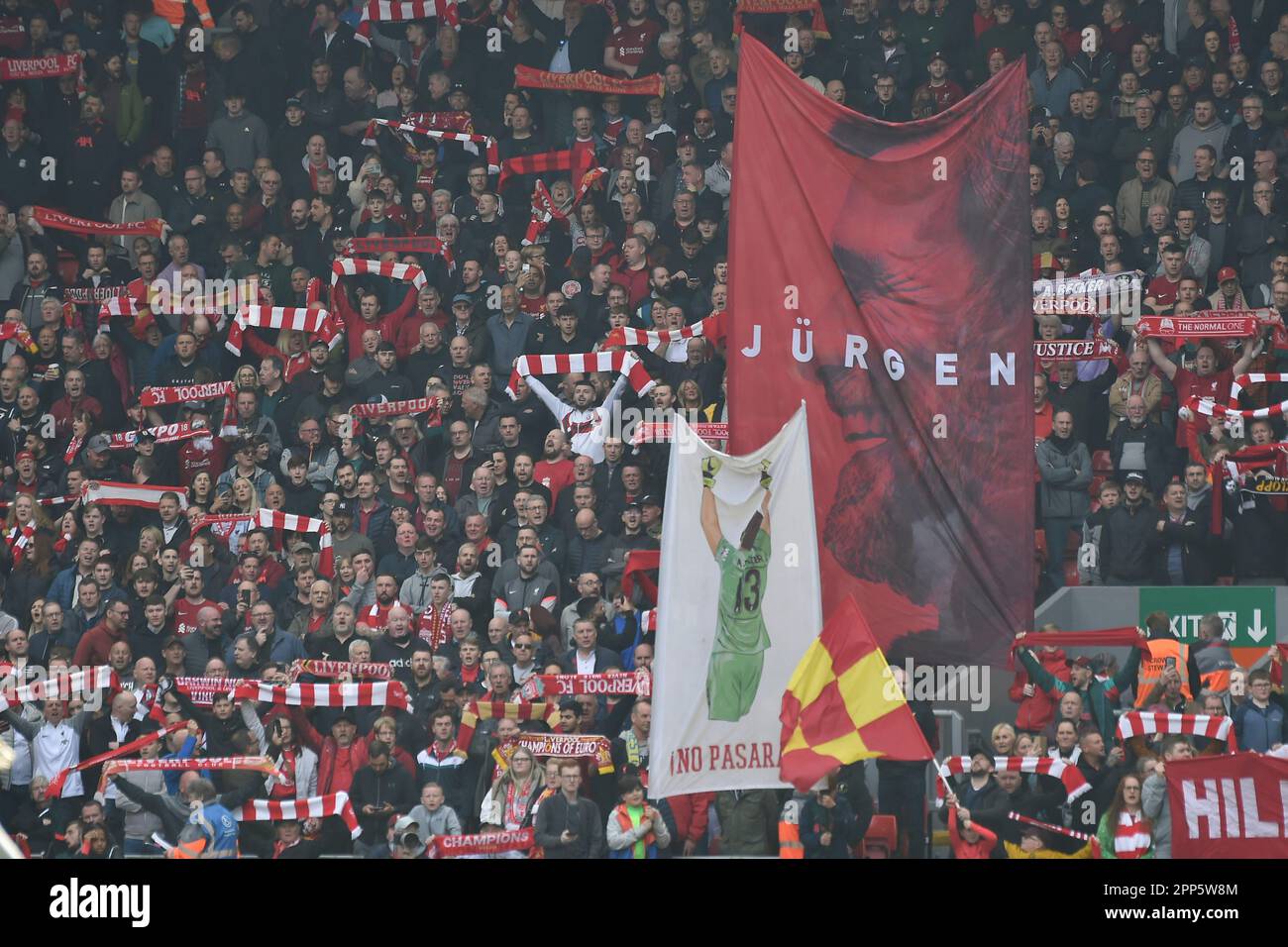 Liverpool's fans crowd the stands during the Premier League soccer match between Liverpool and Nottingham Forest at Anfield, in Liverpool, England, Saturday April 22, 2023. (AP Photo/Rui Vieira) Stockfoto