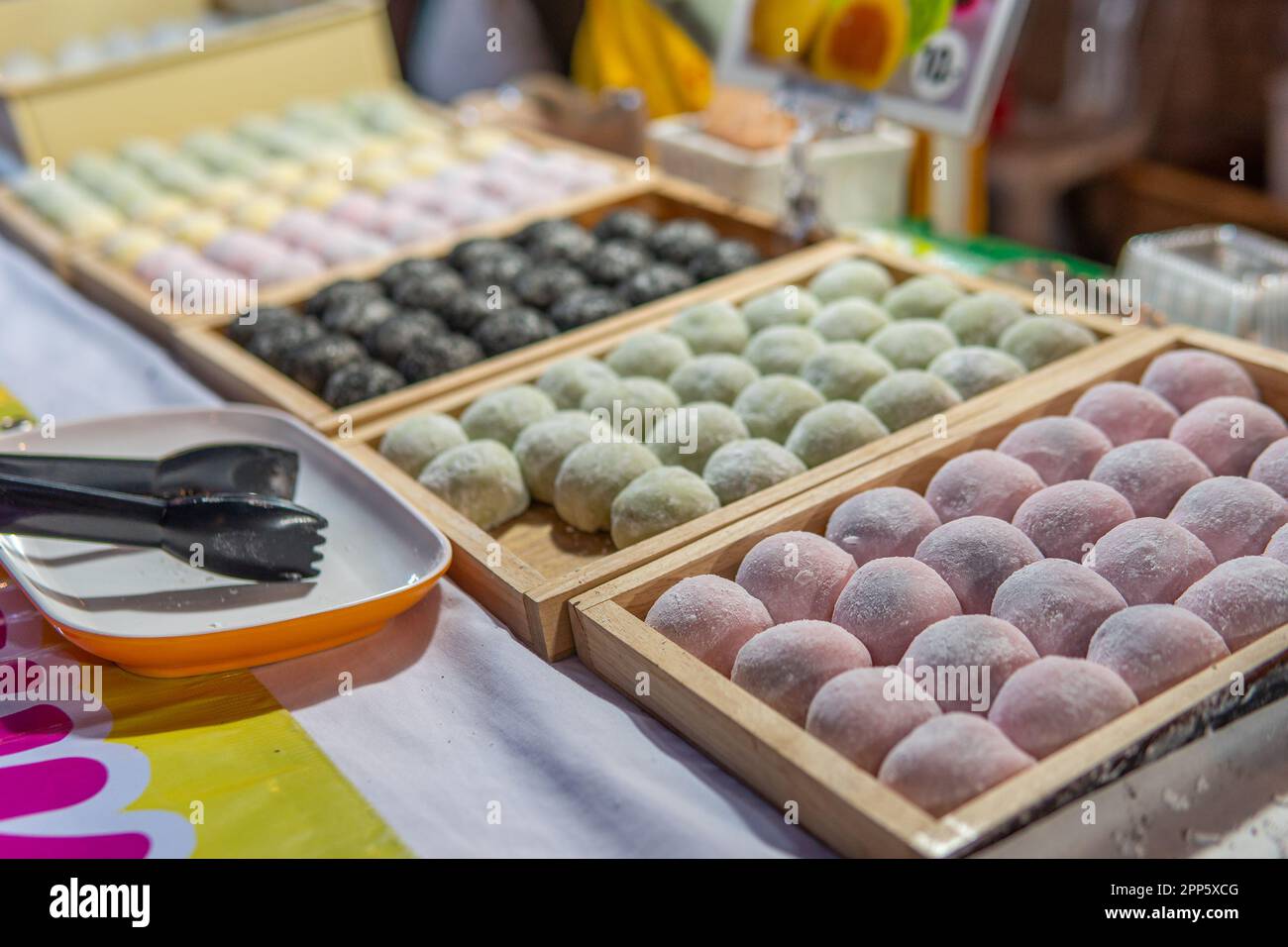 Auf dem Walking Street Market in Pai, Mae Hong Son, Thailand, werden verschiedene Street Food verkauft Stockfoto