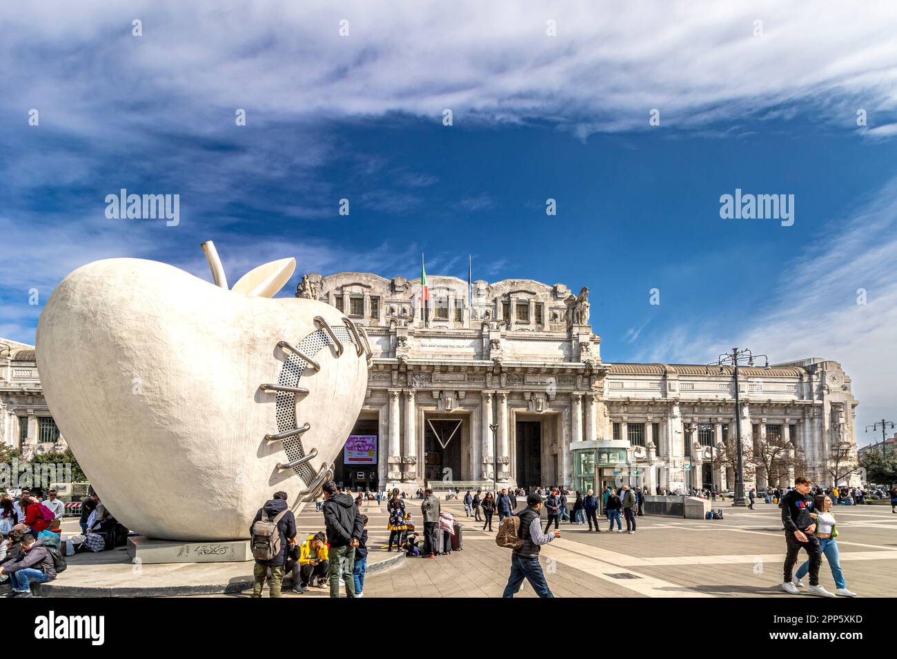 Der große Apfel von Mailand, eine Skulptur von Michelangelo Pistoletto, vor der großen Fassade des Mailänder Hauptbahnhofs, Mailand, Italien Stockfoto