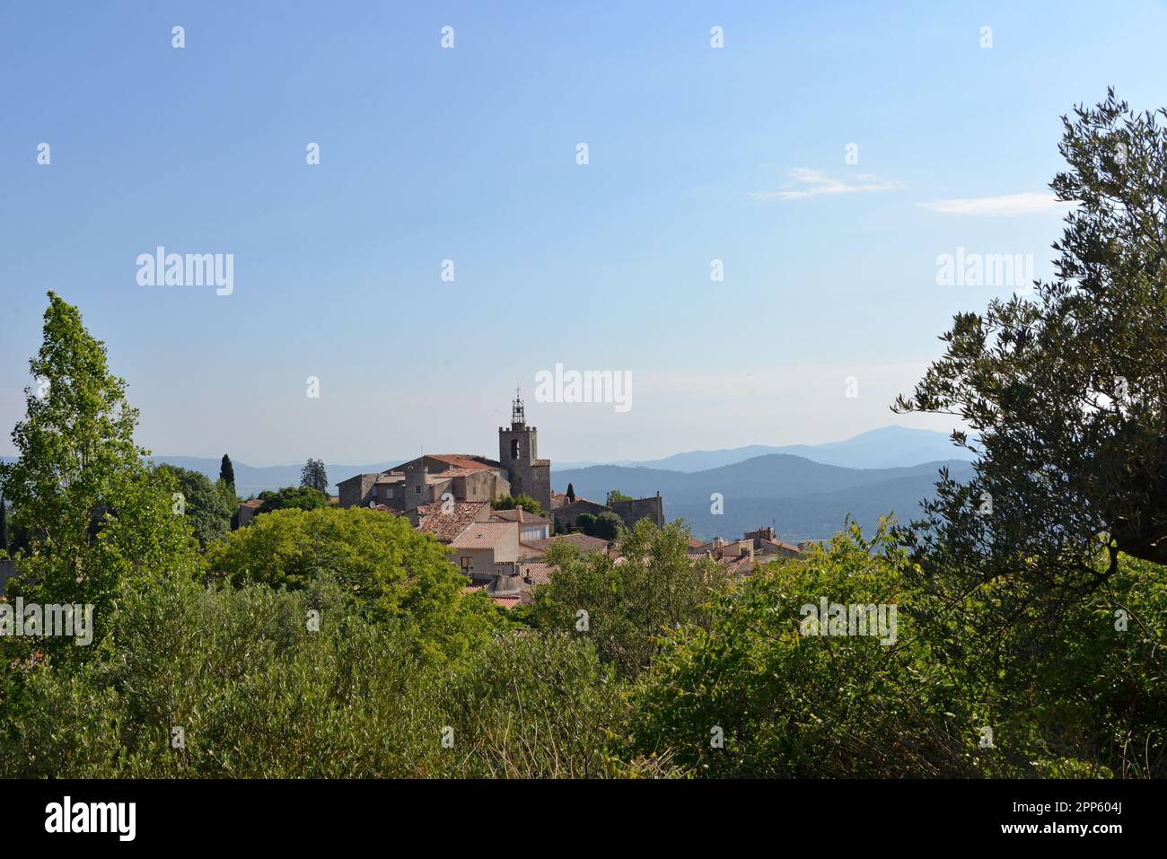 Solliès-Ville, ein charmantes kleines hoch gelegenes Dorf in der Provence im Frühling Stockfoto