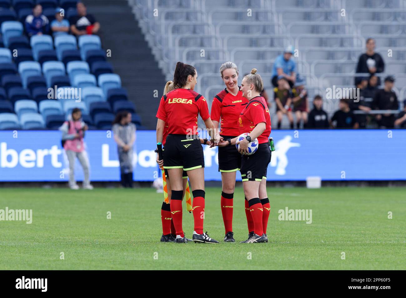 Sydney, Australien. 22. April 2023. Schiedsrichter schütteln vor dem Spiel zwischen Sydney und Victory am 22. April 2023 im Allianz Stadium in Sydney, Australien, die Hand. Kredit: IOIO IMAGES/Alamy Live News Stockfoto