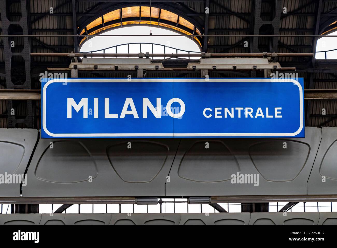 Ein großes blaues Milano Centrale Schild, das über dem Bahnsteig am Mailänder Hauptbahnhof, Mailand, Italien, hängt Stockfoto