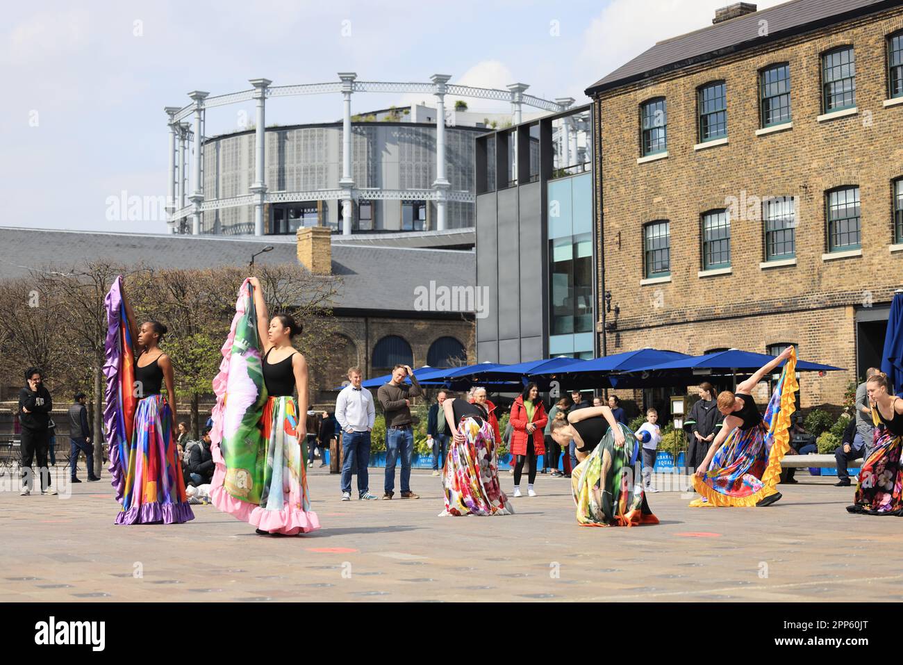 London, Vereinigtes Königreich, 22. April 2023. Für den Earth Day wurde Lucy Ortas Werk „Fabulae Naturae“ auf 3 60ft Vorhängen an der St. Martin's School of Art auf dem Granary Square bei Kings Cross zur Kulisse für eine spektakuläre Tanzvorstellung, die „die verlorenen Arten“ repräsentiert. Das diesjährige Thema für den Earth Day ist „Invest in Our Planet“. Kredit : Monica Wells/Alamy Live News Stockfoto