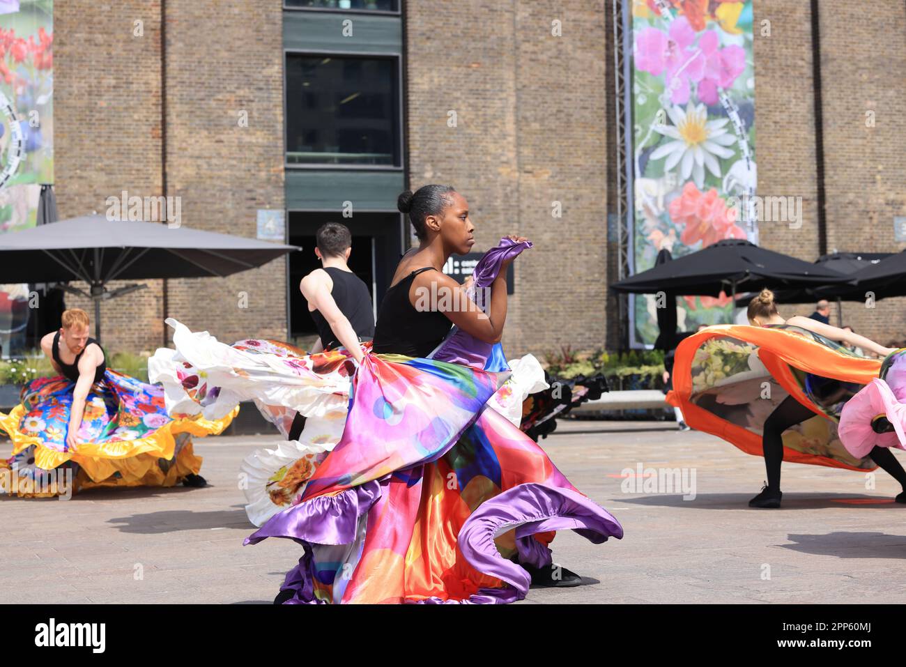 London, Vereinigtes Königreich, 22. April 2023. Für den Earth Day wurde Lucy Ortas Werk „Fabulae Naturae“ auf 3 60ft Vorhängen an der St. Martin's School of Art auf dem Granary Square bei Kings Cross zur Kulisse für eine spektakuläre Tanzvorstellung, die „die verlorenen Arten“ repräsentiert. Das diesjährige Thema für den Earth Day ist „Invest in Our Planet“. Kredit : Monica Wells/Alamy Live News Stockfoto