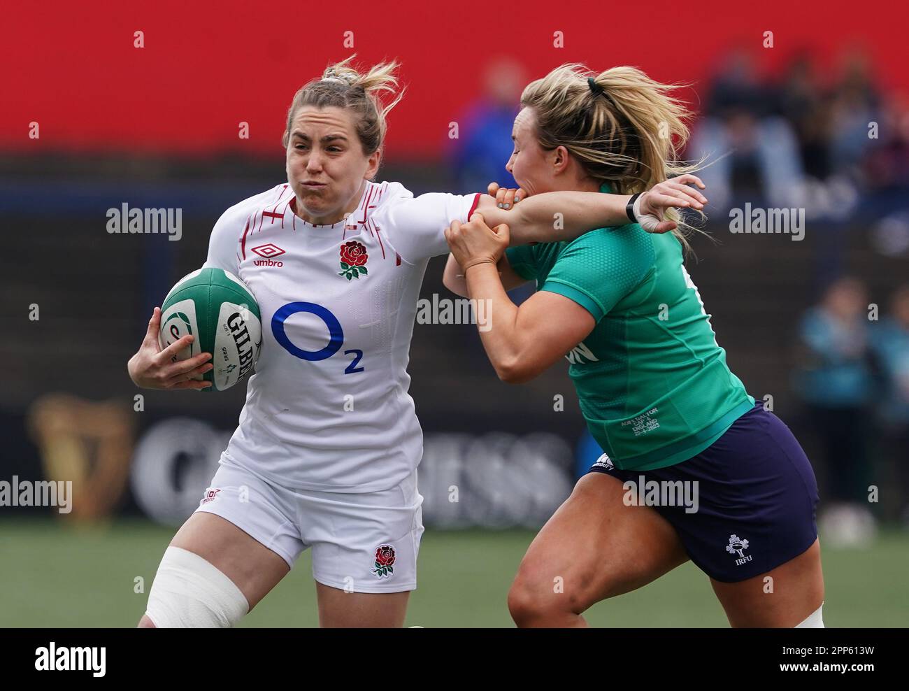 Englands Claudia MacDonald kämpfte während des TikTok Women's Six Nations-Spiels im Musgrave Park in Cork gegen Irlands Aoife Dalton. Foto: Samstag, 22. April 2023. Stockfoto