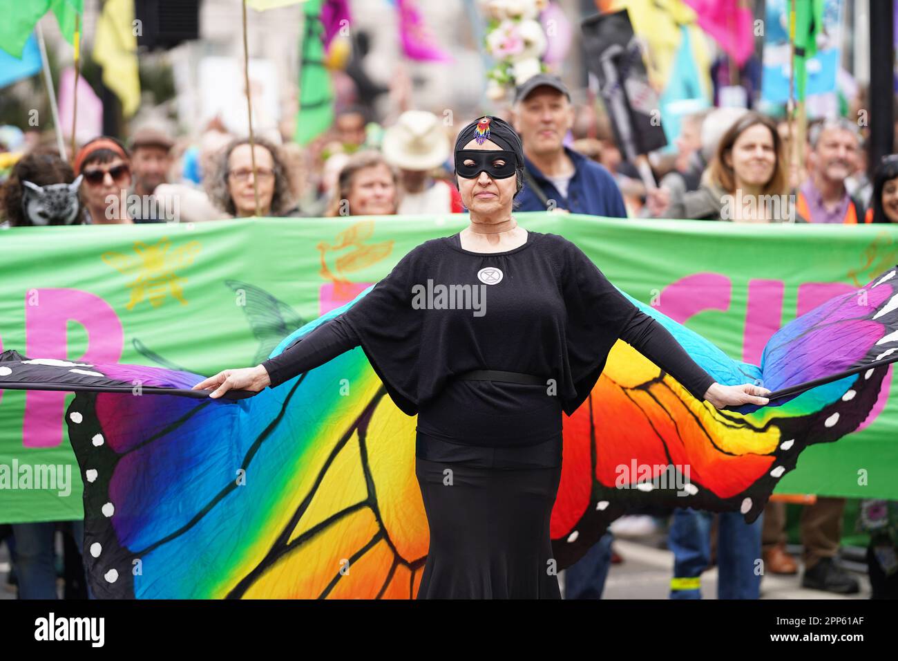 Die Demonstranten der Aussterbenden Rebellion nehmen an einer Kundgebung in London Teil, an dem zweiten Tag der viertägigen Aktion der Umweltaktionsgruppe, die sie "der große" genannt haben. Foto: Samstag, 22. April 2023. Stockfoto