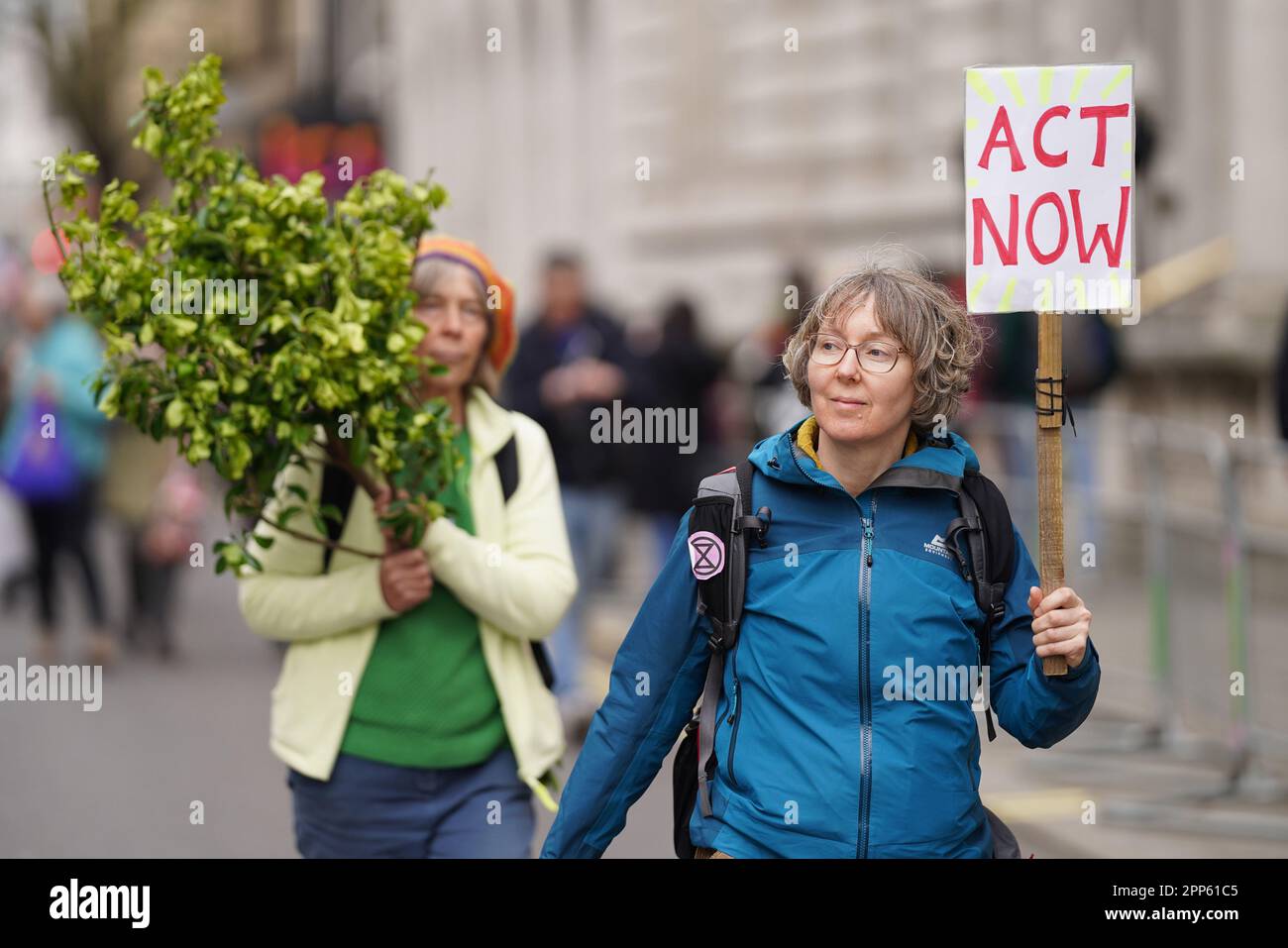 Die Demonstranten der Aussterbenden Rebellion nehmen an einer Kundgebung in London Teil, an dem zweiten Tag der viertägigen Aktion der Umweltaktionsgruppe, die sie "der große" genannt haben. Foto: Samstag, 22. April 2023. Stockfoto