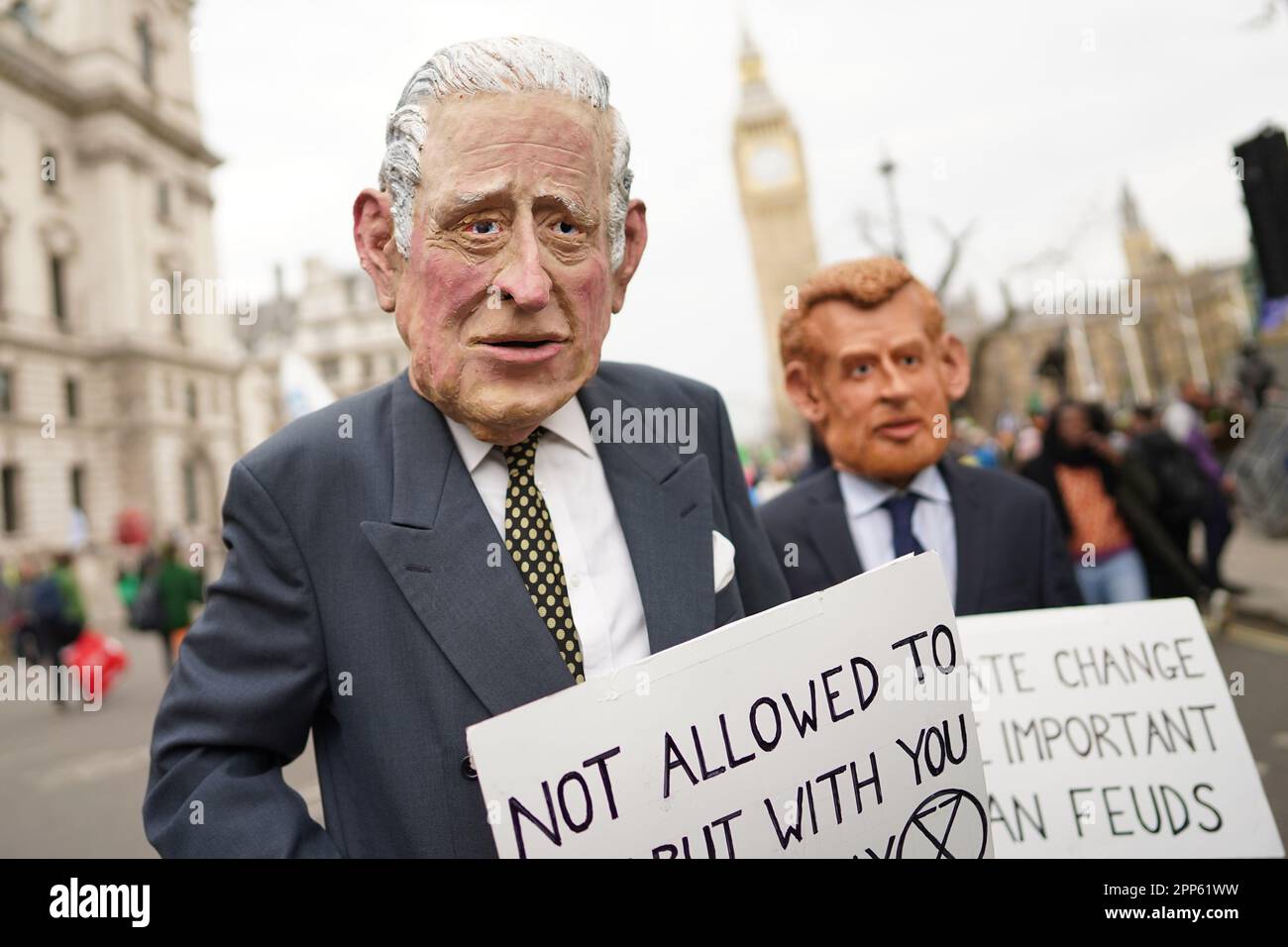 Die Demonstranten der Aussterbenden Rebellion nehmen an einer Kundgebung in London Teil, an dem zweiten Tag der viertägigen Aktion der Umweltaktionsgruppe, die sie "der große" genannt haben. Foto: Samstag, 22. April 2023. Stockfoto