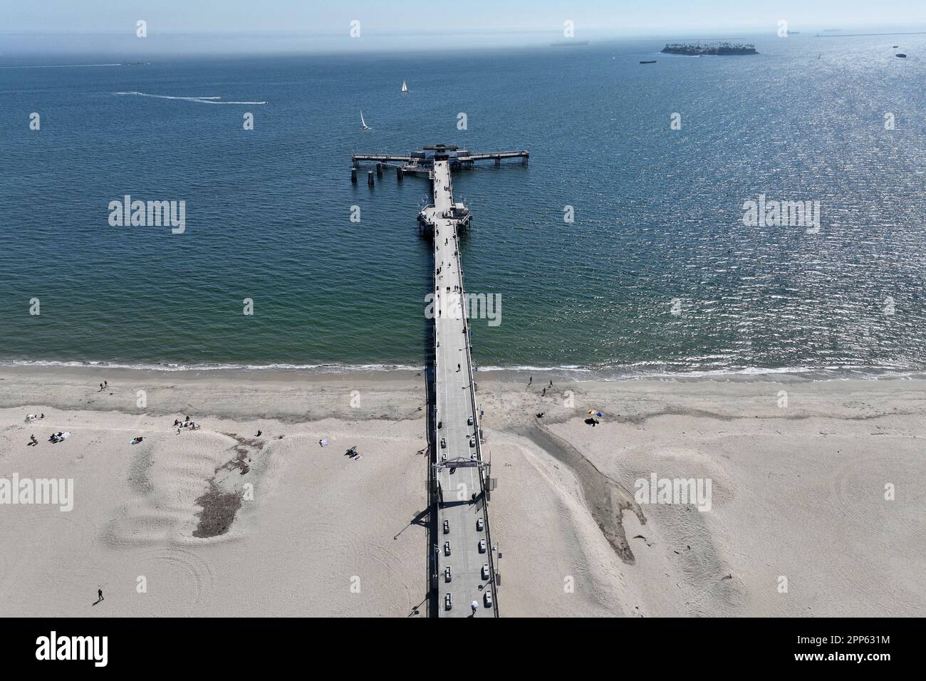 Eine Luftaufnahme des Belmont Veterans Memorial Pier, Sonntag, 9. April 2023, in Long Beach, Kalif. Stockfoto