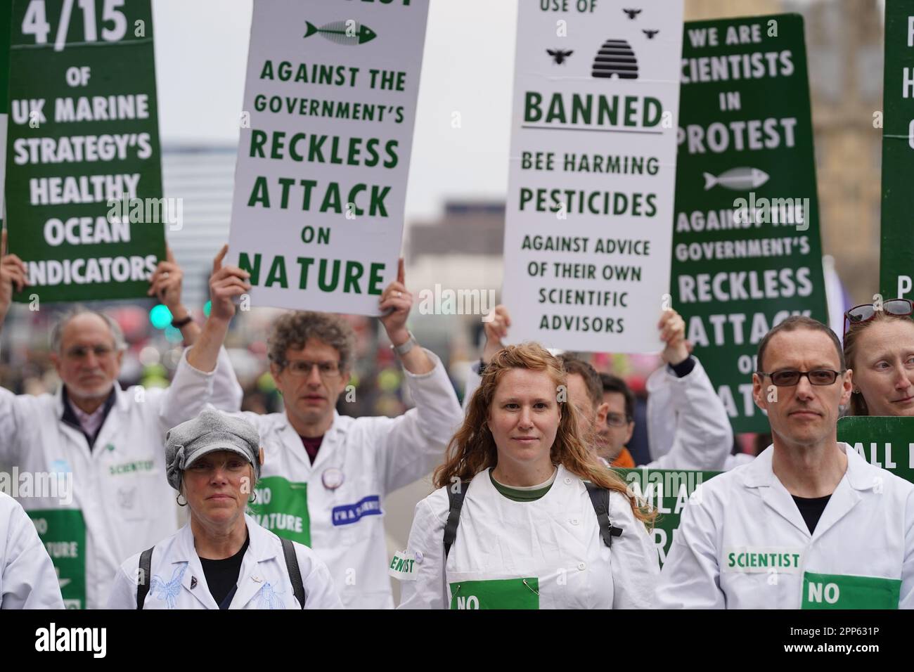 Die Demonstranten der Aussterbenden Rebellion nehmen an einer Kundgebung in London Teil, an dem zweiten Tag der viertägigen Aktion der Umweltaktionsgruppe, die sie "der große" genannt haben. Foto: Samstag, 22. April 2023. Stockfoto