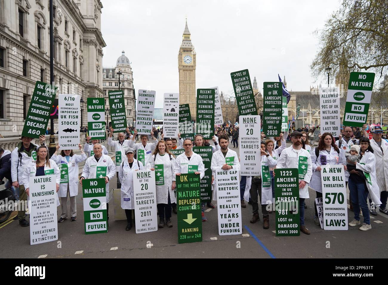 Die Demonstranten der Aussterbenden Rebellion nehmen an einer Kundgebung in London Teil, an dem zweiten Tag der viertägigen Aktion der Umweltaktionsgruppe, die sie "der große" genannt haben. Foto: Samstag, 22. April 2023. Stockfoto