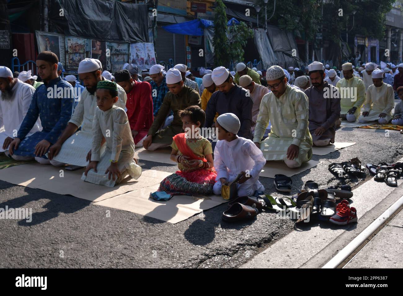 Kalkutta, Indien. 22. April 2023. Zwei speziell gekleidete Kinder, die während der besonderen Gebete geplaudert haben, anlässlich von Eid-UL-Fitr. Eid-UL-Fitr ist ein muslimisches Glücksfest, das in der ganzen Welt gefeiert wird und das Ende des heiligen Fastenmonats Ramadan markiert. Kredit: SOPA Images Limited/Alamy Live News Stockfoto