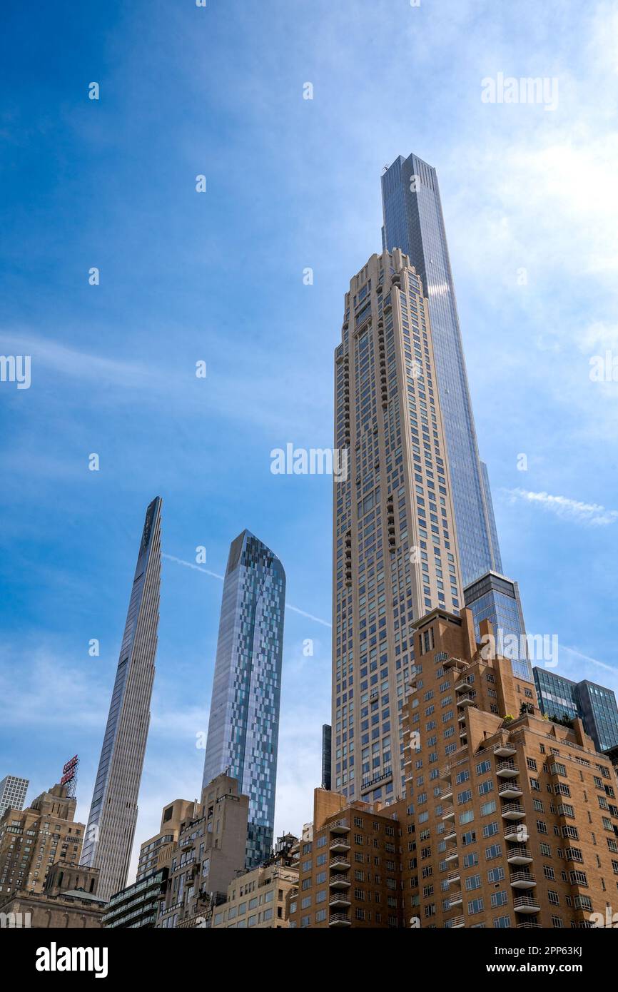 New York, NY - USA - 14. April 2023 Vertikale Ansicht vom Central Park südlich der superhohen Wolkenkratzer, des Central Park Tower, des Steinway Tower und Stockfoto