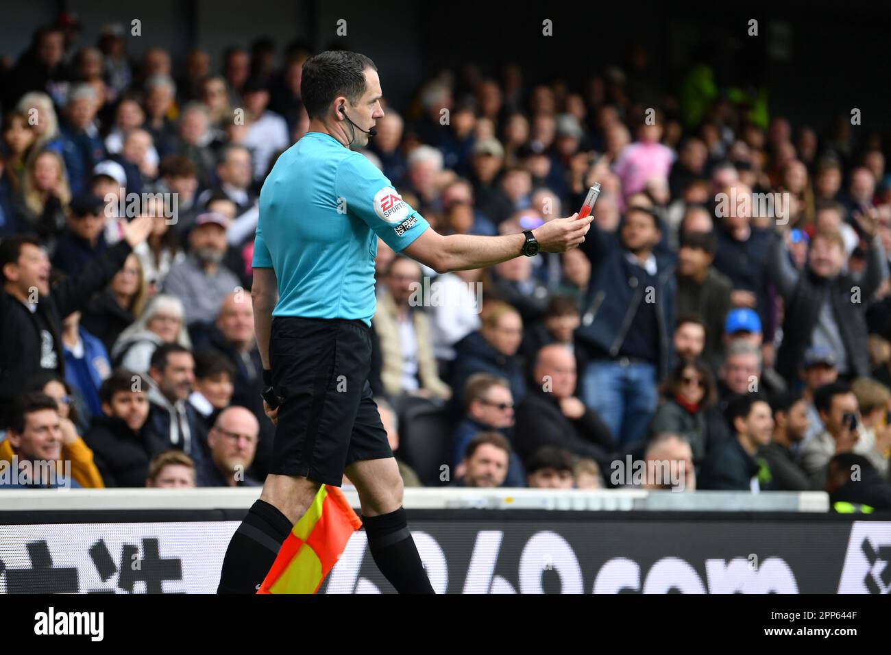 Craven Cottage, Fulham, London, Großbritannien. 22. April 2023. Premier League Football, Fulham gegen Leeds United; der Schiedsrichter hält eine Rakete hoch, die von der Eckflagge Credit: Action Plus Sports/Alamy Live News auf das Spielfeld geworfen wird Stockfoto