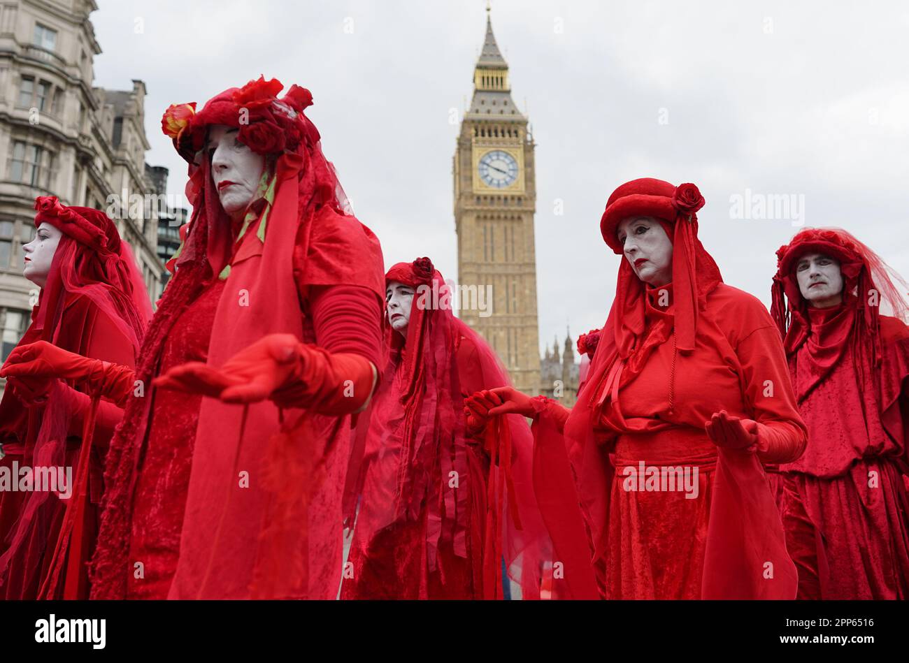 Die Demonstranten der Aussterbenden Rebellion nehmen an einer Kundgebung in London Teil, an dem zweiten Tag der viertägigen Aktion der Umweltaktionsgruppe, die sie "der große" genannt haben. Foto: Samstag, 22. April 2023. Stockfoto