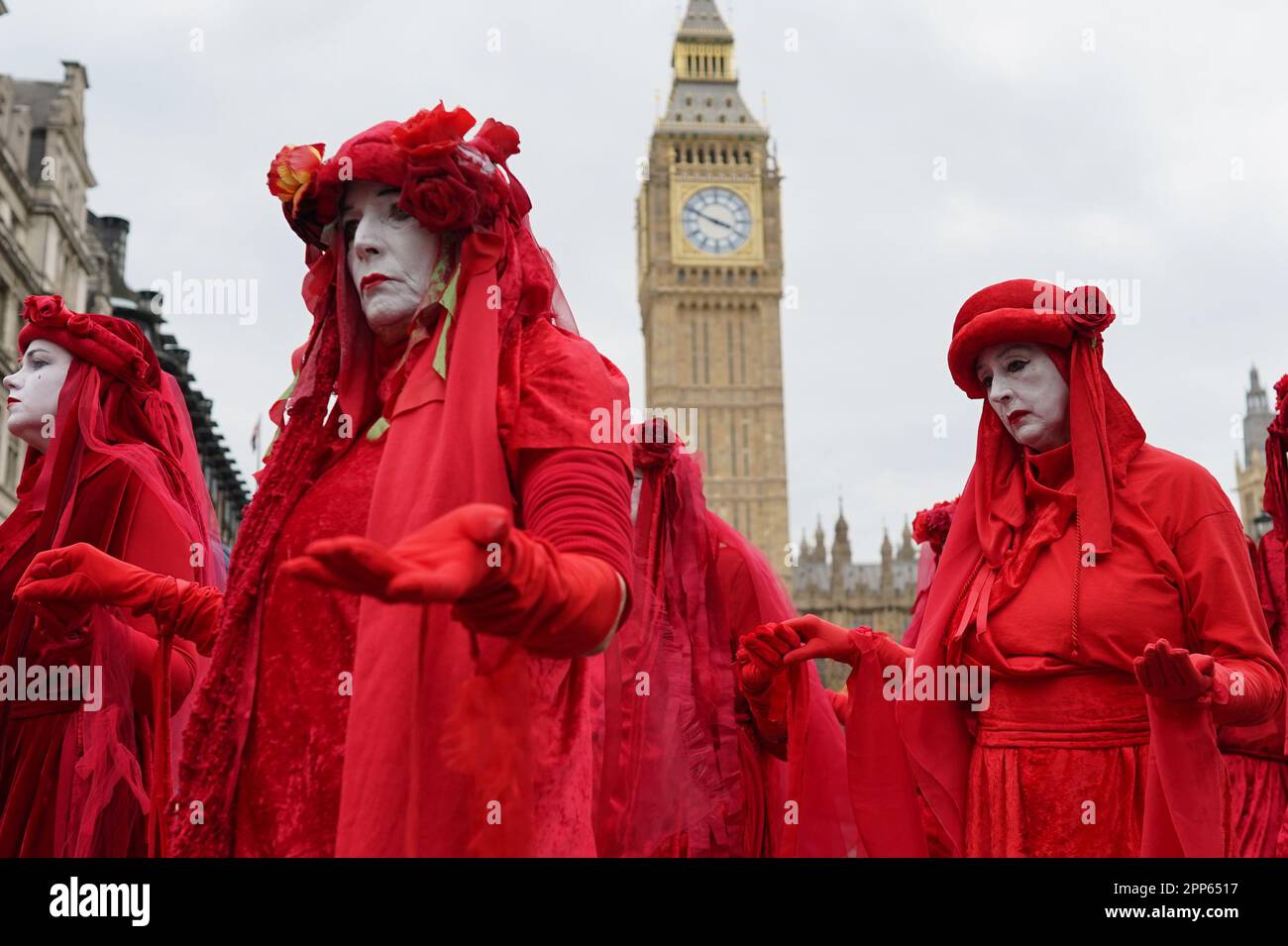 Die Demonstranten der Aussterbenden Rebellion nehmen an einer Kundgebung in London Teil, an dem zweiten Tag der viertägigen Aktion der Umweltaktionsgruppe, die sie "der große" genannt haben. Foto: Samstag, 22. April 2023. Stockfoto