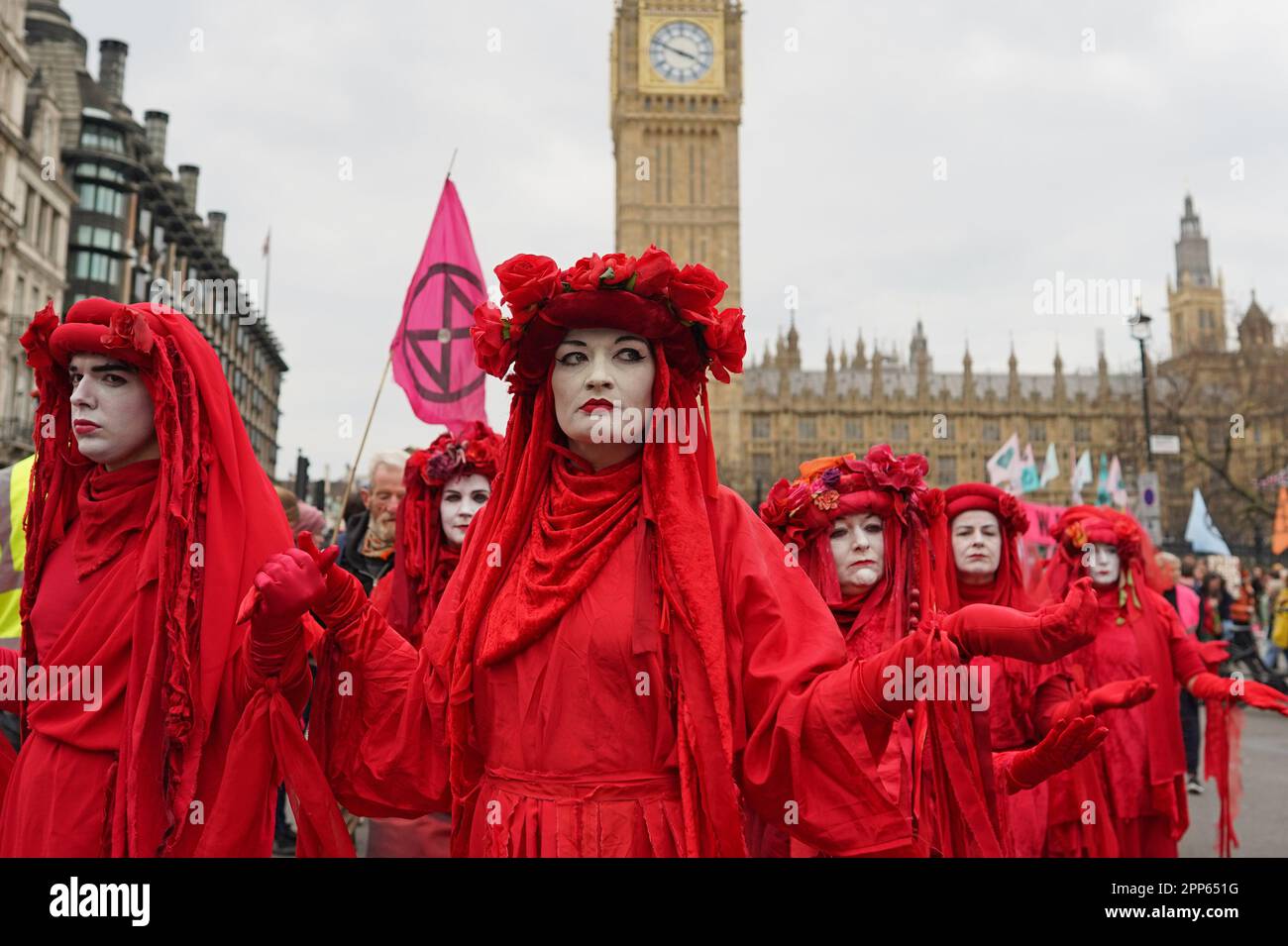 Die Demonstranten der Aussterbenden Rebellion nehmen an einer Kundgebung in London Teil, an dem zweiten Tag der viertägigen Aktion der Umweltaktionsgruppe, die sie "der große" genannt haben. Foto: Samstag, 22. April 2023. Stockfoto