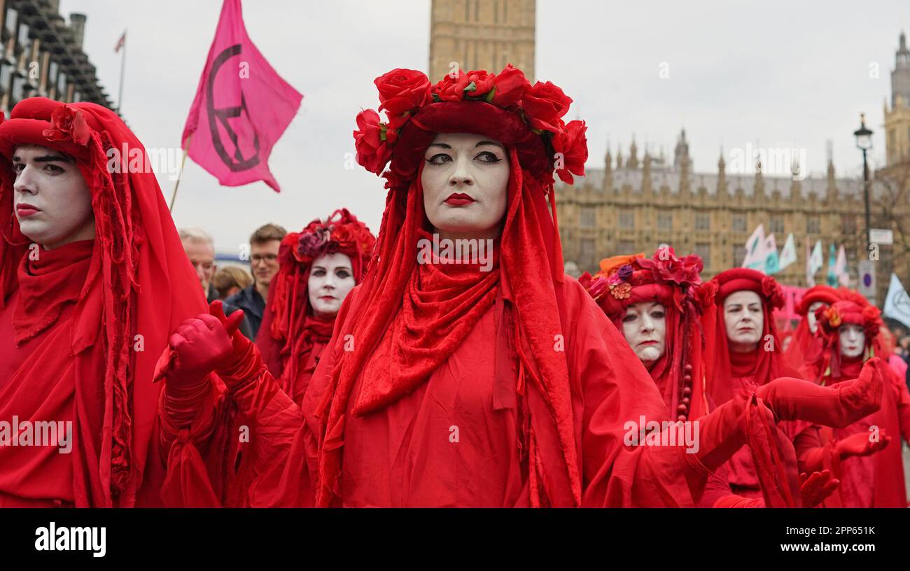 Die Demonstranten der Aussterbenden Rebellion nehmen an einer Kundgebung in London Teil, an dem zweiten Tag der viertägigen Aktion der Umweltaktionsgruppe, die sie "der große" genannt haben. Foto: Samstag, 22. April 2023. Stockfoto