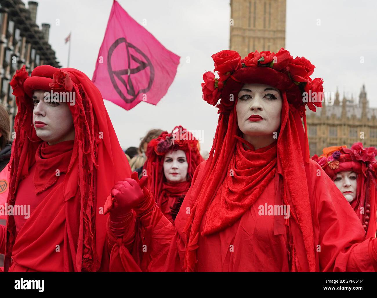 Die Demonstranten der Aussterbenden Rebellion nehmen an einer Kundgebung in London Teil, an dem zweiten Tag der viertägigen Aktion der Umweltaktionsgruppe, die sie "der große" genannt haben. Foto: Samstag, 22. April 2023. Stockfoto