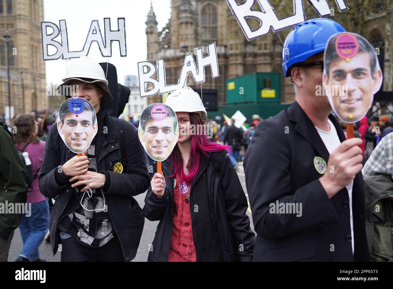 Die Demonstranten der Aussterbenden Rebellion nehmen an einer Kundgebung in London Teil, an dem zweiten Tag der viertägigen Aktion der Umweltaktionsgruppe, die sie "der große" genannt haben. Foto: Samstag, 22. April 2023. Stockfoto