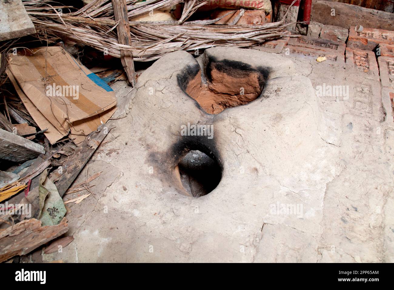 Ein Schlammofen oder ein Backofen in einem ländlichen Dorf in Bangladesch. Tonherd oder chula. Stockfoto