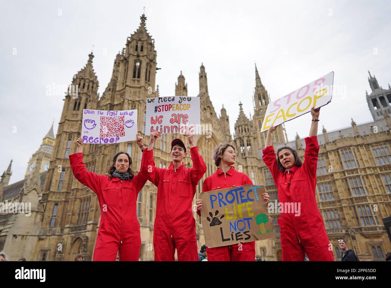 Die Demonstranten der Aussterbenden Rebellion nehmen an einer Kundgebung in London Teil, an dem zweiten Tag der viertägigen Aktion der Umweltaktionsgruppe, die sie "der große" genannt haben. Foto: Samstag, 22. April 2023. Stockfoto