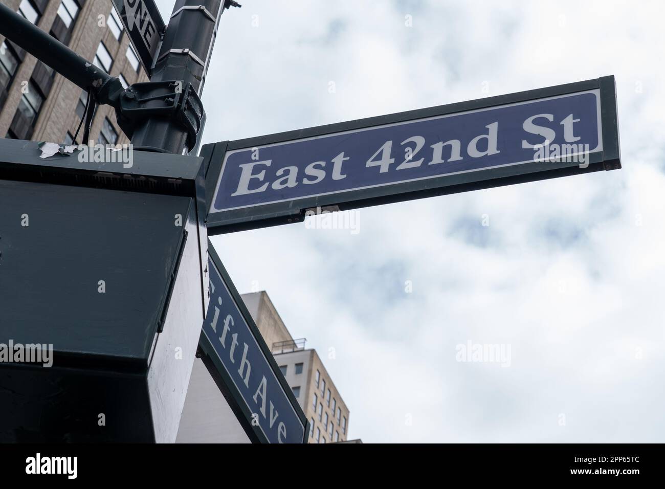 New York City, USA - August 17, 2022: Close up of East 42nd Street sign is seen in New York City, USA. Stockfoto