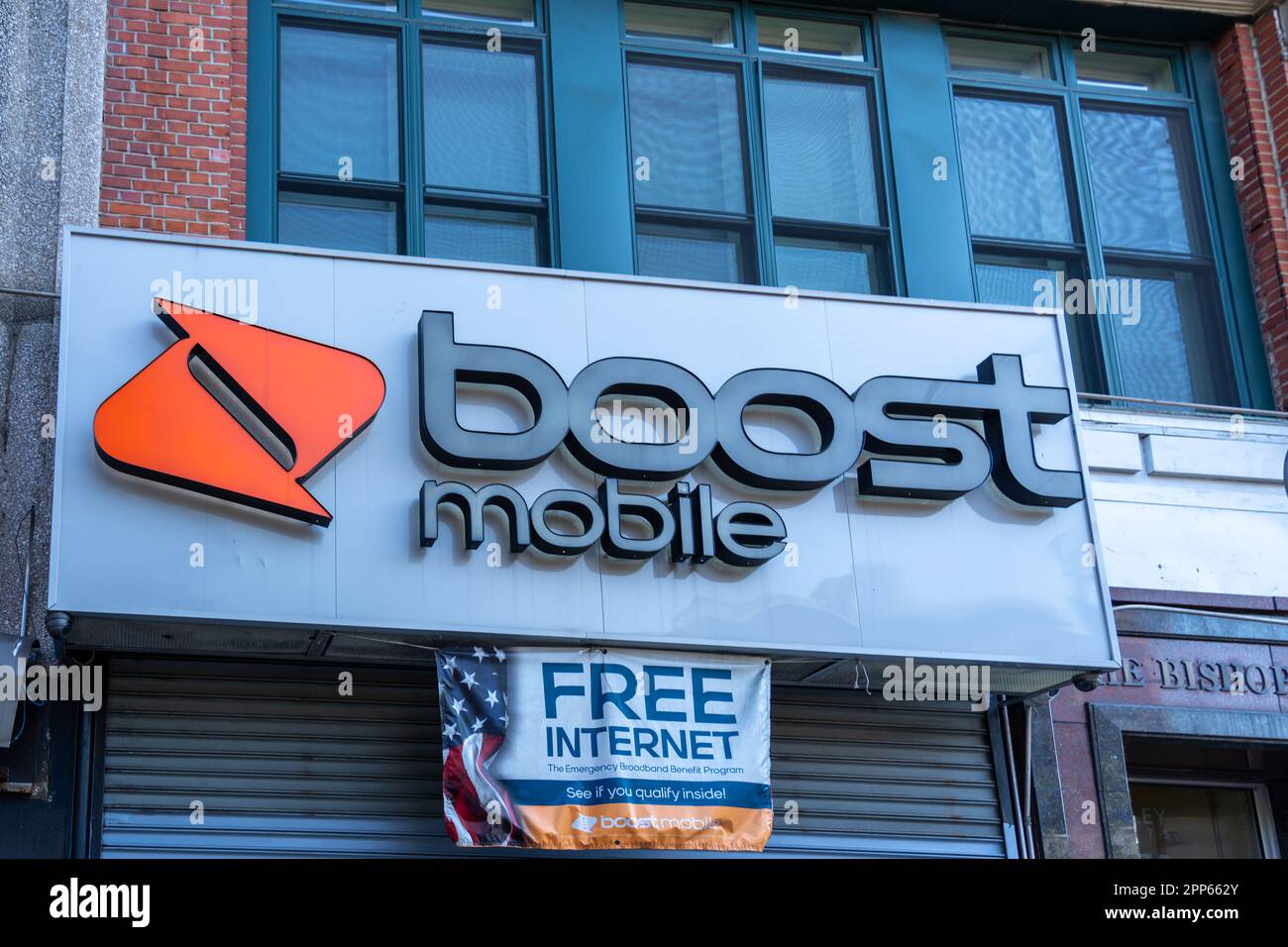New York City, USA - 19. August 2022: Nahaufnahme des Boost Mobile Logos und des Schildes auf dem Gebäude in New York City. Stockfoto