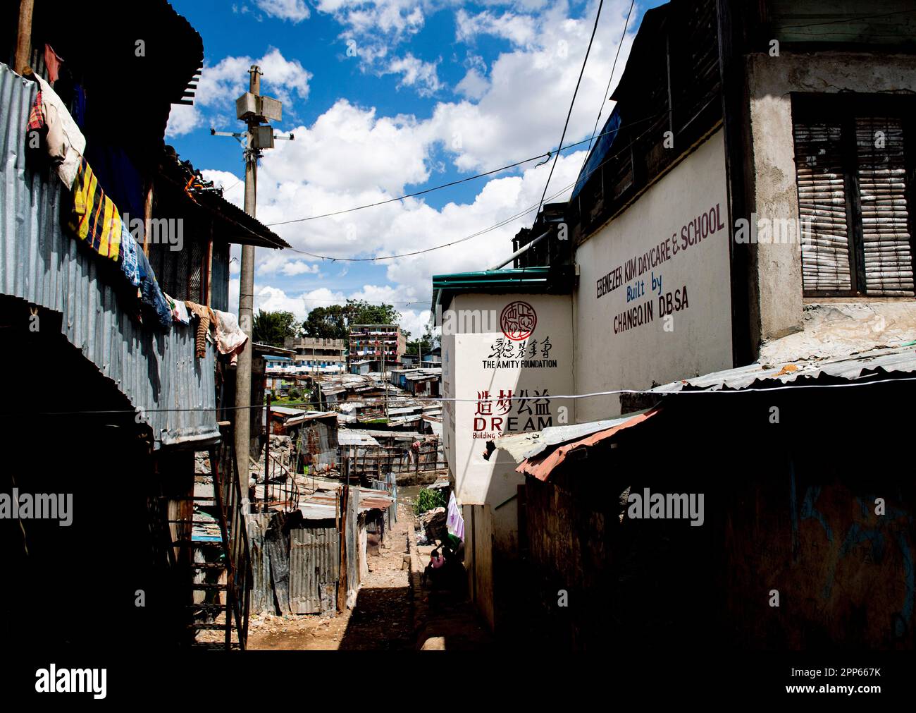 (230422) -- NAIROBI, 22. April 2023 (Xinhua) -- Dieses Foto wurde am 19. April 2023 aufgenommen und zeigt die Außenansicht der Schule der Dream Building Service Association (DBSA) in Mathare Valley of Nairobi, Kenia, 19. April 2023. Das Mathare-Tal in Nairobi ist nach Kibera der zweitgrößte städtische Slum in Kenia. Die Dream Building Service Association (DBSA) ist eine 2014 gegründete Nichtregierungsorganisation. Die Organisation hat die Wohltätigkeitsarbeit in der Gegend von Mathare fortgeführt und gefördert. Dank der Anstrengungen der letzten Jahre wurden mehrere Schulen in Mathare renoviert. Viele arme Kinder Stockfoto