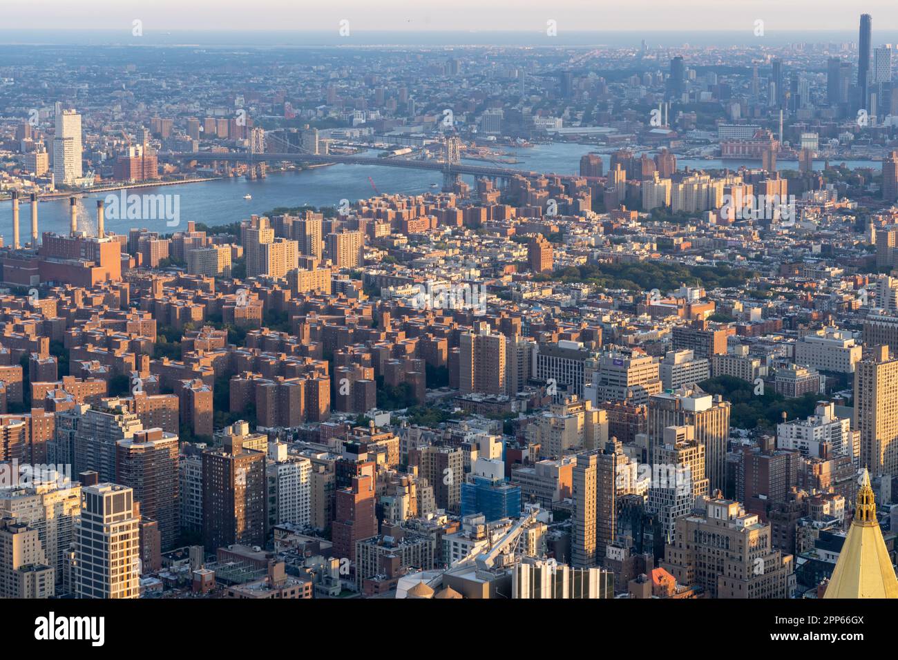 Blick auf die Skyline von Manhattan von der Spitze des Gebäudes bei Sonnenuntergang in New York, NY, USA Stockfoto