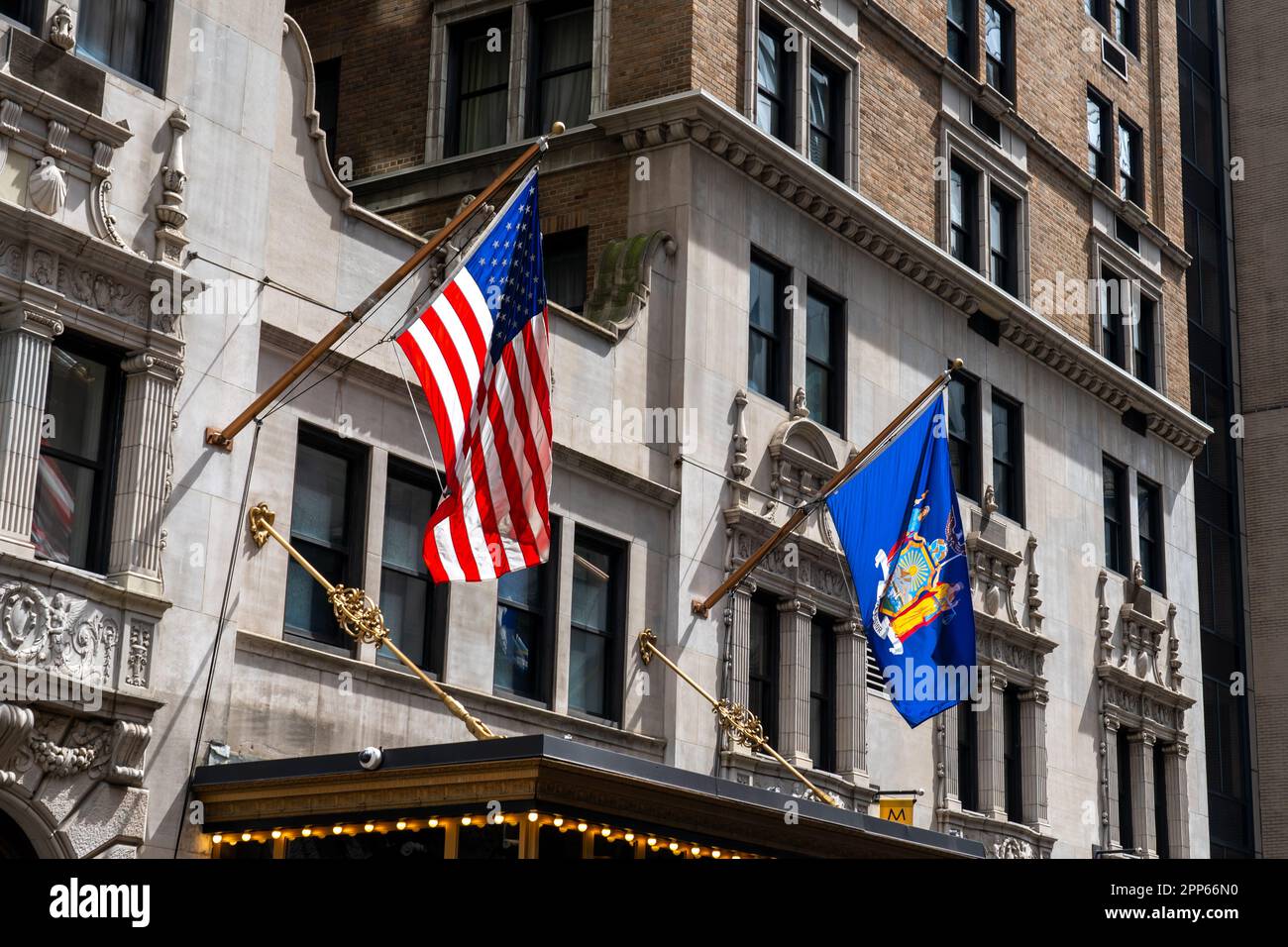 Flagge der Vereinigten Staaten und Flagge des Staates New York auf dem Gebäude in New York City, NY, USA, 21. August 2022. Stockfoto