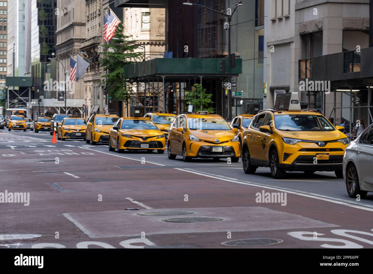 Gelbe Taxis auf der Straße in der Innenstadt von New York City, NY, USA, 21. August 2022. Stockfoto