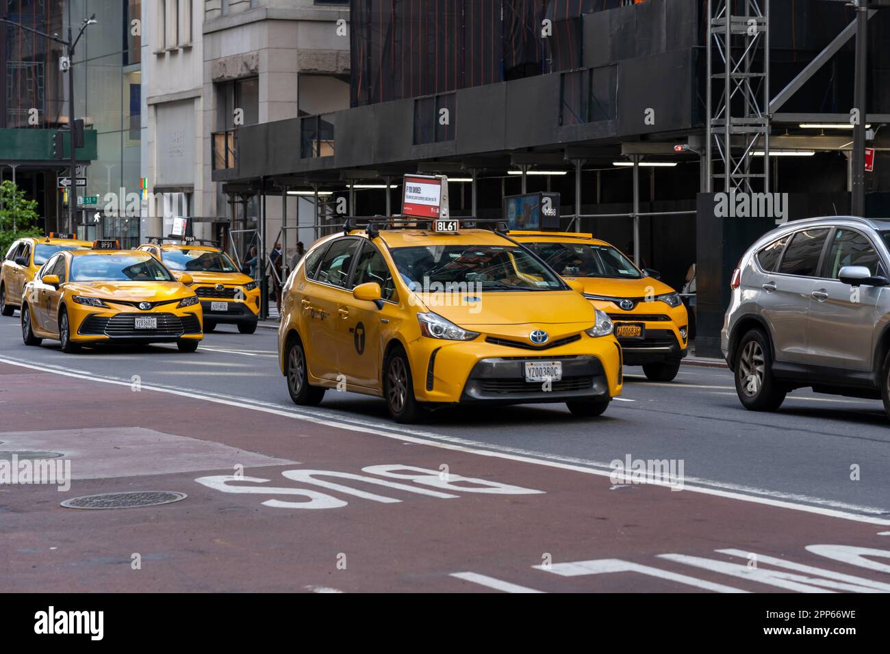 Gelbe Taxis auf der Straße in der Innenstadt von New York City, NY, USA, 21. August 2022. Stockfoto