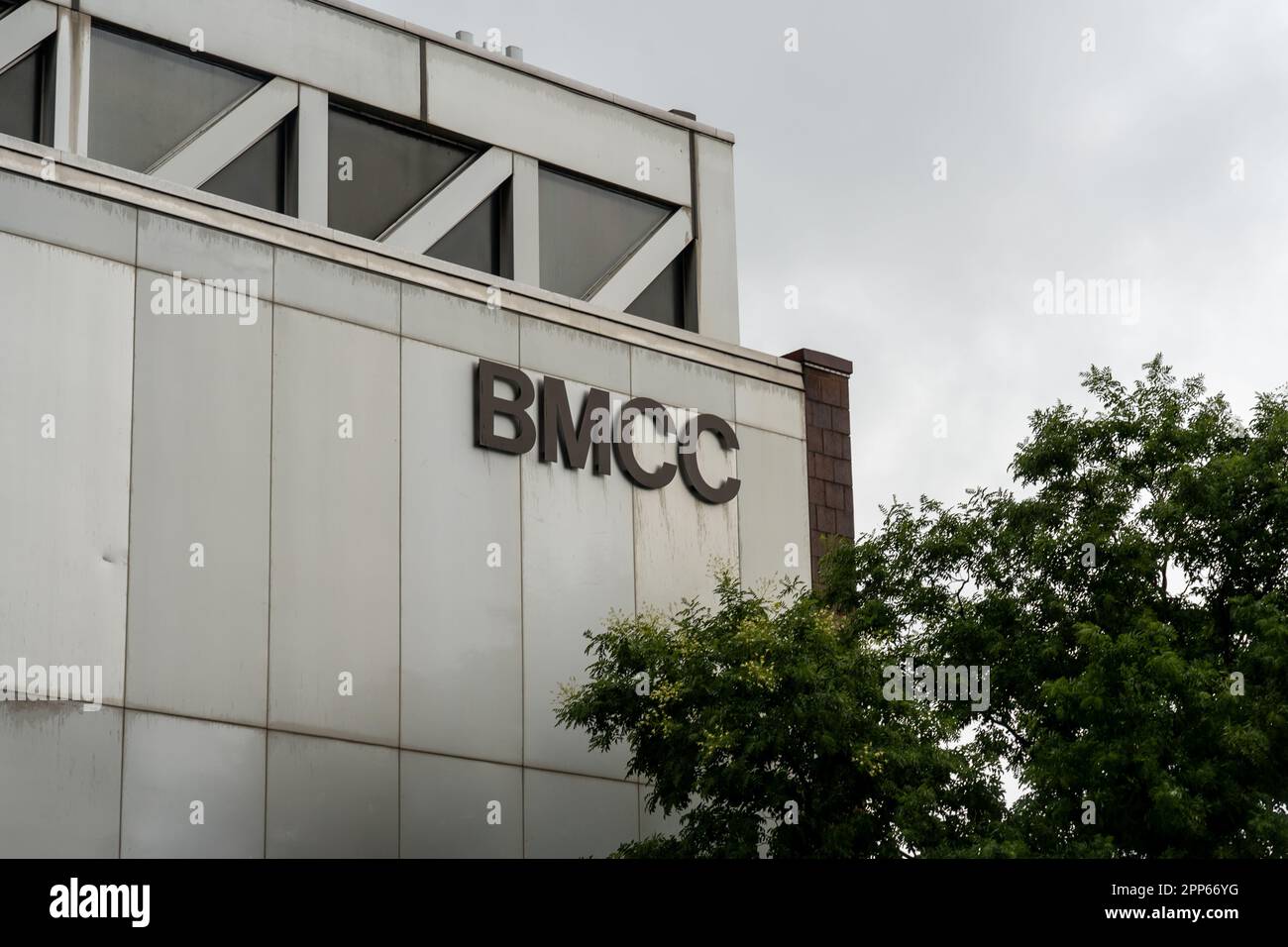 Schild des Borough of Manhattan Community College (BMCC) am Gebäude in New York City, USA. Stockfoto