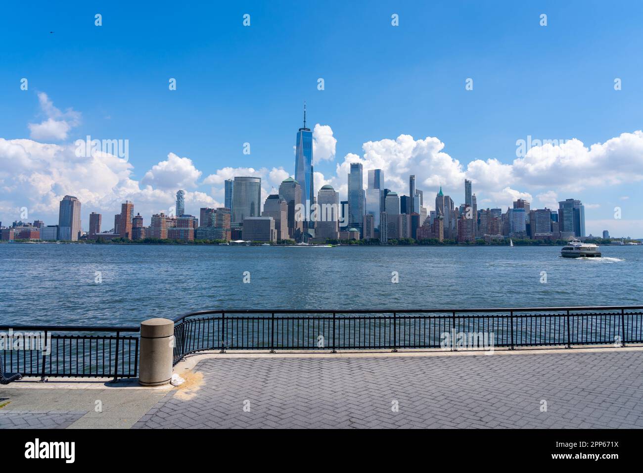 Jersey City, NJ, USA - 23. August 2022: Blick auf die Skyline von Downtown Manhattan von Jersey City, NJ, USA, 23. August 2022. Stockfoto